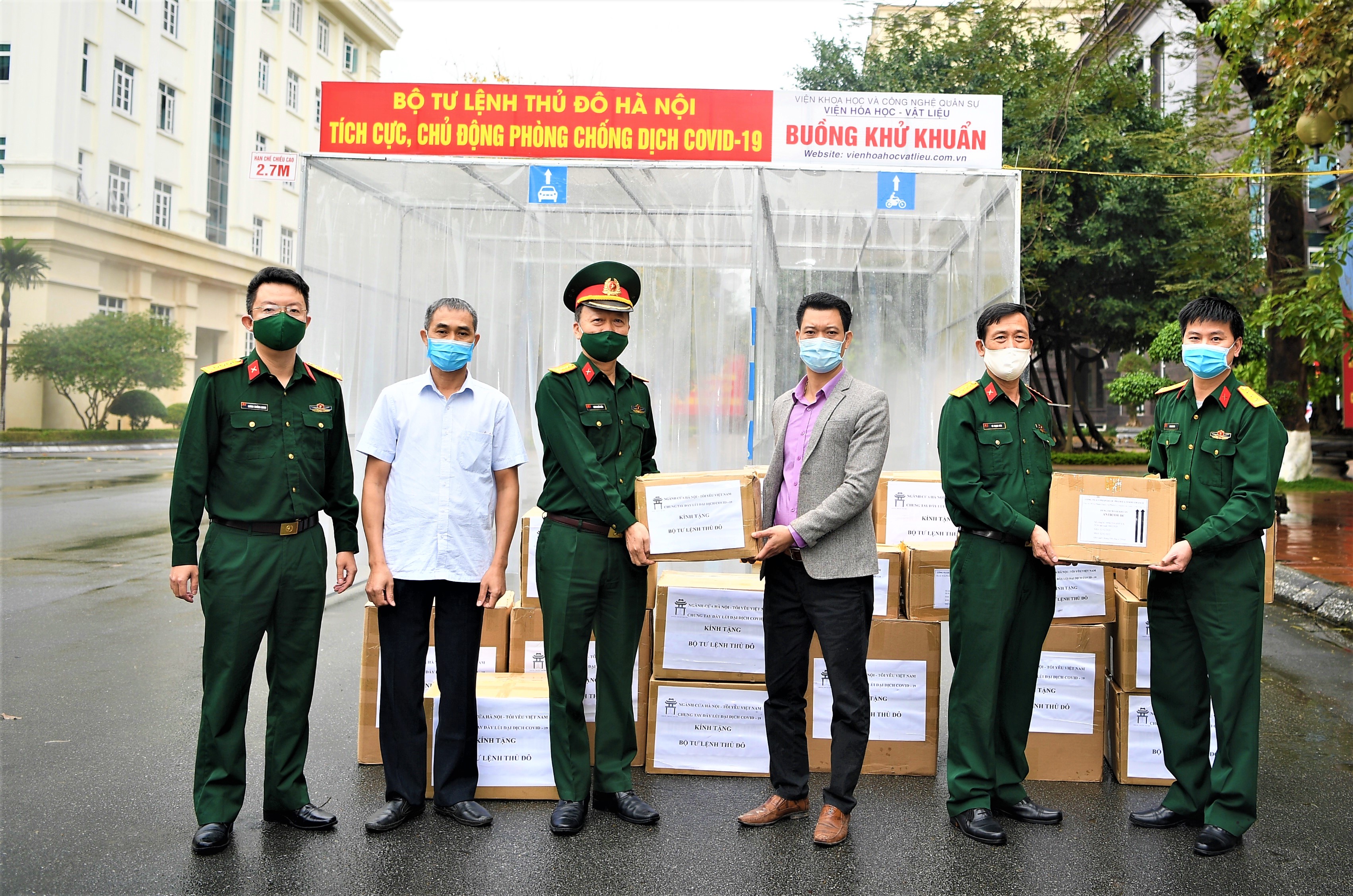 Trao vật tư, trang thiết bị phòng, chống dịch Covid-19 tặng Bộ tư lệnh Thủ đô Hà Nội